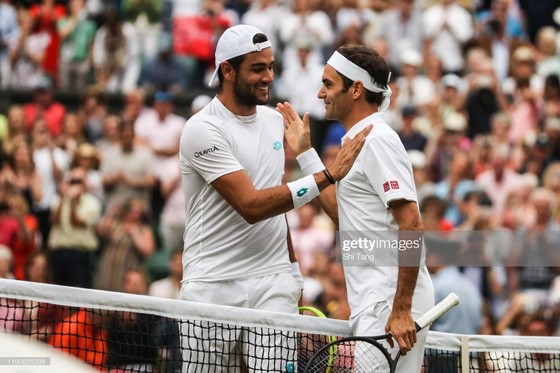 Wimbledon: Federer thắng trận thứ 99 chỉ sau 74 phút, Berrettini muốn trả anh tiền “dạy thêm" ảnh 1