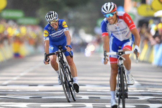 Tour de France: De Gendt thắng chặng 8, bị tố núp gió xe mô tô, Alaphilippe vẫn tái chiếm Áo vàng ảnh 3