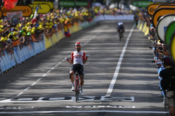 Tour de France: De Gendt thắng chặng 8, bị tố núp gió xe mô tô, Alaphilippe vẫn tái chiếm Áo vàng ảnh 1