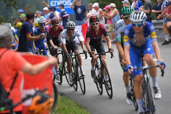 Tour de France: Thời tiết giúp Bernal lật đổ Alaphilippe, Ineos sắp thắng Áo vàng thứ 7 ảnh 2