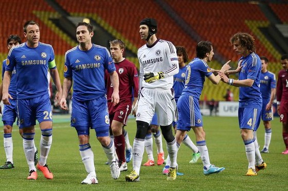 Luiz đòi "chiến" với Lampard sau khi bị xỉa ngón tay vào ngực, Benayoun phải can ra
