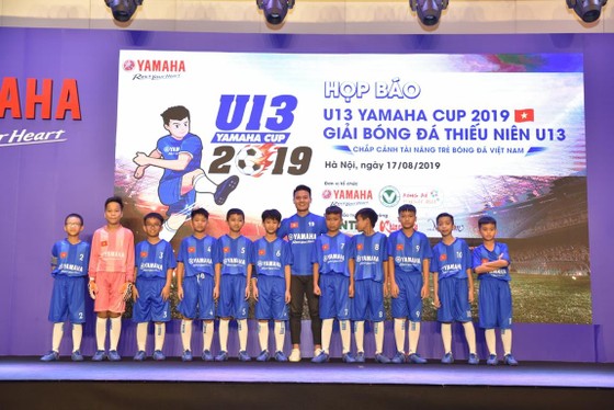 Quang Hải và các em nhỏ tham gia U13 Yamaha Cup 2019