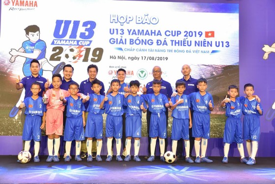 Quang Hải tươi cười truyền cảm hứng cho các em nhỏ ở buổi họp báo U13 Yamaha Cup ảnh 4