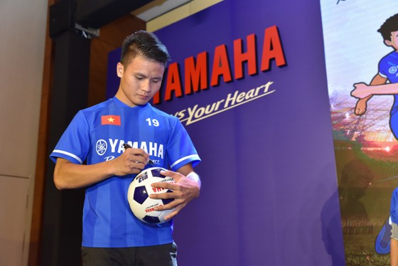 Quang Hải tươi cười truyền cảm hứng cho các em nhỏ ở buổi họp báo U13 Yamaha Cup ảnh 2