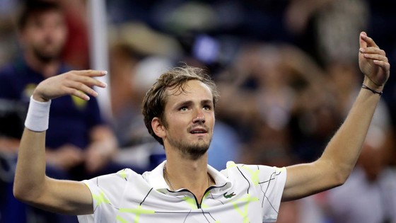 US Open: Tay súng trẻ người Nga giơ ngón tay thối về phía khán giả Mỹ, thắng trận vòng 3 ảnh 3