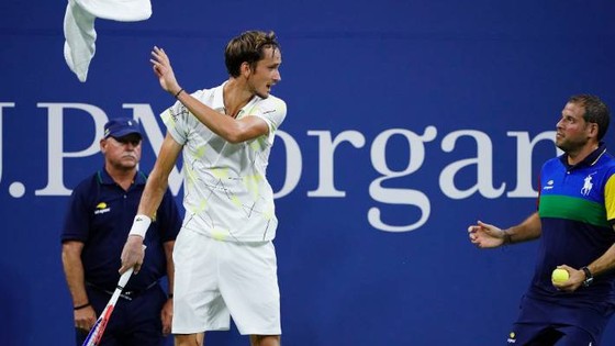 US Open: Tay súng trẻ người Nga giơ ngón tay thối về phía khán giả Mỹ, thắng trận vòng 3 ảnh 1