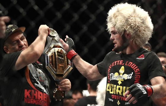 UFC 242: “Đại bàng Nga” Khabib lại lừa thế siết cổ khiến đối thủ phải đập tay xin hàng ảnh 4