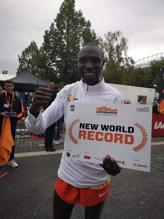 Chạy bán marathon với thành tích 58 phút 1 giây, Kamworor phá kỷ lục thế giới ảnh 4