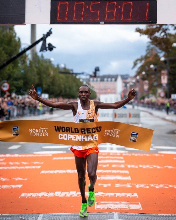 Chạy bán marathon với thành tích 58 phút 1 giây, Kamworor phá kỷ lục thế giới ảnh 2