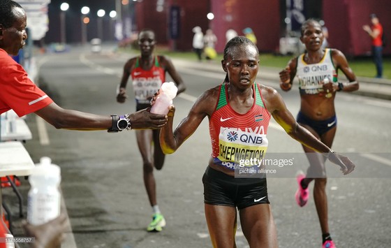 Giải điền kinh thế giới 2019: Chạy marathon, bà mẹ 3 con 41 tuổi về đích lúc 2 rưỡi sáng, xếp hạng 6 ảnh 4