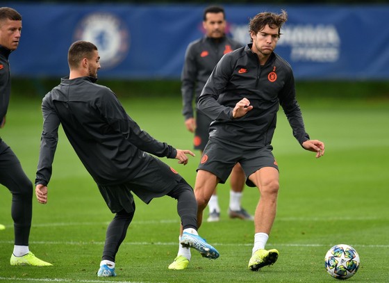 Chelsea tập luyện trước khi sang Pháp: Kante, Giroud và Zouma quay trở lại! ảnh 8