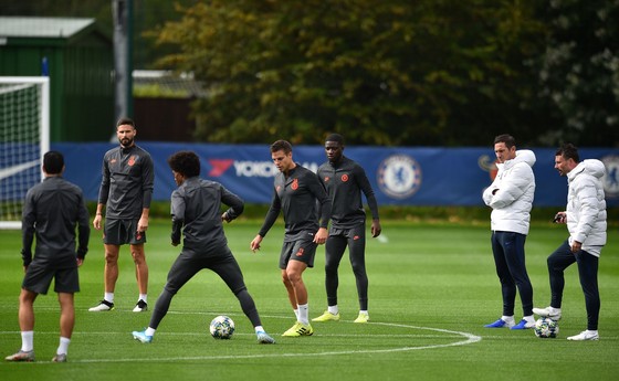 Chelsea tập luyện trước khi sang Pháp: Kante, Giroud và Zouma quay trở lại! ảnh 5