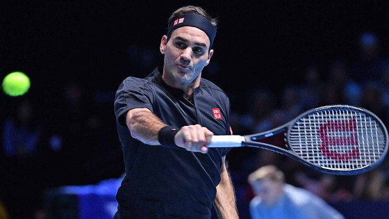 ATP Finals: Thiem tiếp tục “làm loạn” - hạ luôn Djokovic, Federer thắng trận đầu tiên ảnh 2