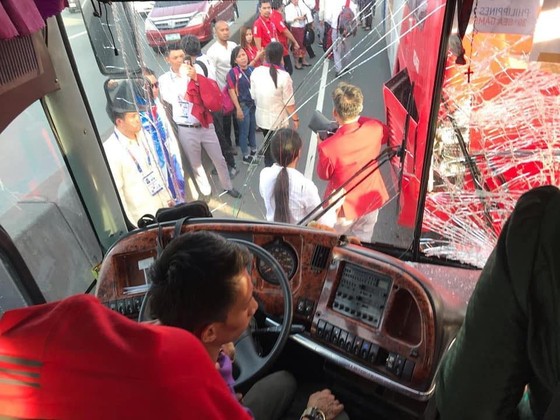 Xe chở 42 VĐV, HLV Việt Nam va chạm với xe chờ đoàn thể thao Lào, mọi người đều an toàn ảnh 2