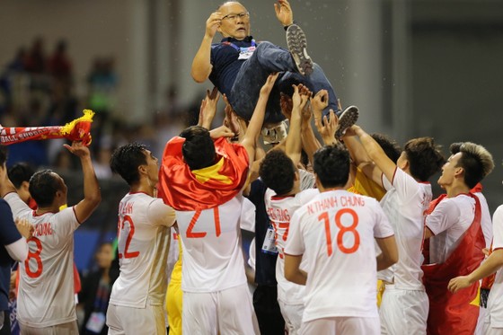 HLV Park Hang Seo được các cầu thủ U22 Việt Nam tung lên trời để ăn mừng chiến thắng (Ảnh Dũng Phương)