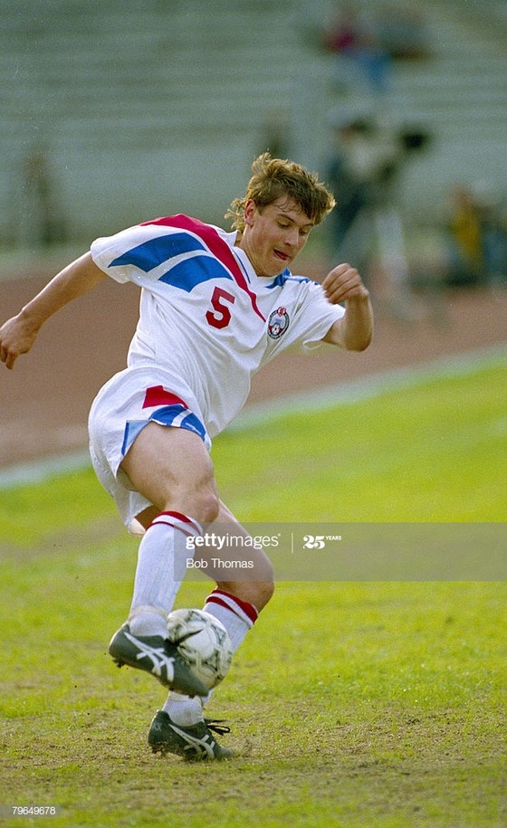 Cựu tiền đạo ghi 5 bàn/trận ở World Cup 1994 vi phạm lệnh cách ly tại Kiev ảnh 1
