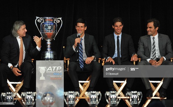 Ông Nastase (tóc bạc dài) từng nhiều lần giao lưu với Djokovic, Nadal và Federer trong các sự kiện của ATP