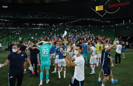 Zenit Saint Petersburg vui mừng ăn mừng ngôi vô địch Nga lịch sử, Ivanovic quẩy tưng bừng ảnh 3