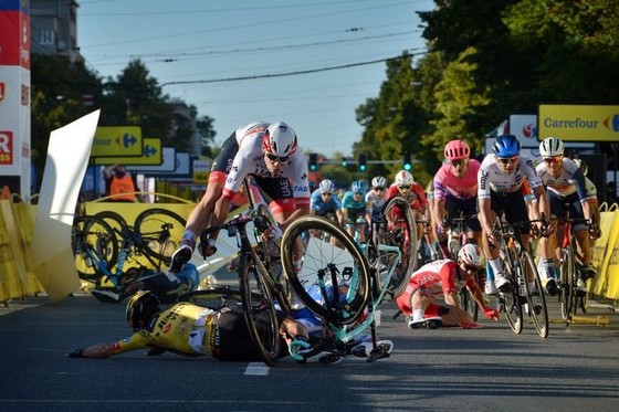 Tour de Pologne: Đua nước rút ở đích đến, Fabio Jakobsen gặp tai nạn thảm khốc, phải mổ não ảnh 1