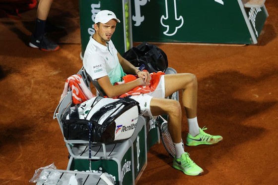 Medvedev thua trận thứ 4 liên tiếp ở vòng 1 của Roland Garros