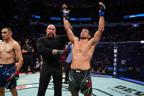 UFC 262: Charles “Do Bronx” thừa kế di sản của “Đại bàng Nga”, “Ông kẹ” thua trận thứ 3 liên tiếp ảnh 2