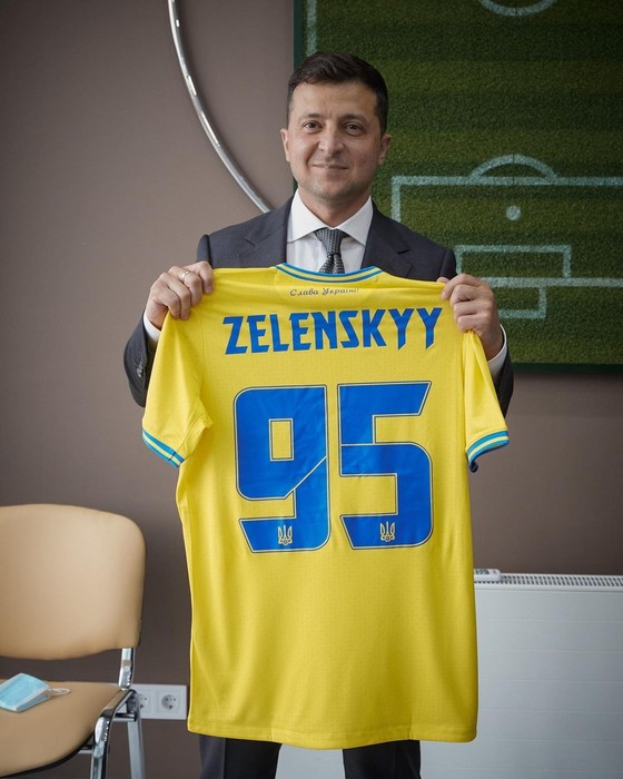 Mẫu áo đấu gây tranh cãi của tuyển Ukraine: Có hình bán đảo Crimea, được Tổng thống Zelensky khen hết lời ảnh 2