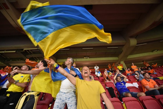 Sắc màu CĐV Ukraine và "Vàng - Xanh mạnh hơn Sbornaya" ảnh 6