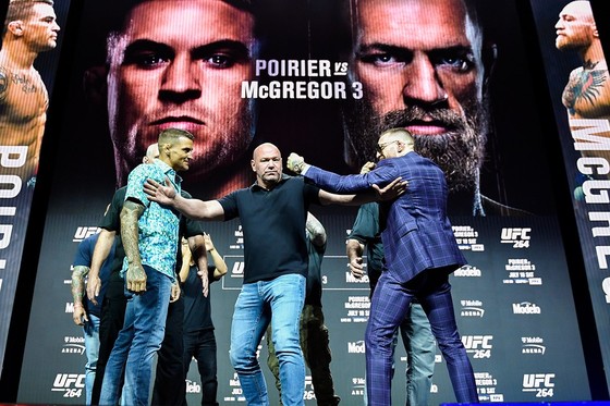 UFC 264: Conor McGregor vs Dustin Poirier III - “Gã điên Ailen” lại làm trò, với chân đá đối thủ ảnh 2