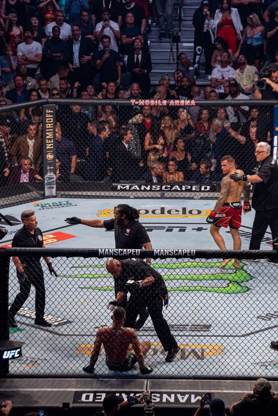 UFC 264: “Gã điên Ailen” Conor McGregor gãy mắt cá vì đặt sai chân trụ, Dustin Poirier thắng KO kỹ thuật  ảnh 4