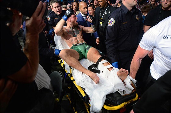 UFC 264: “Gã điên Ailen” Conor McGregor gãy mắt cá vì đặt sai chân trụ, Dustin Poirier thắng KO kỹ thuật  ảnh 5