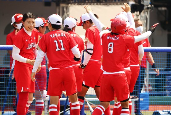 Các nữ tuyển thủ bóng mềm Nhật Bản ăn mừng chiến thắng
