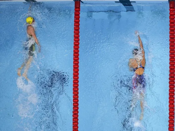 Đường đua xanh dậy sóng với hàng loạt cú sốc: Ariarne Titmus hạ bệ Katie Ledecky, Ahmed Hafnaoui bất ngờ thắng HCV ảnh 1
