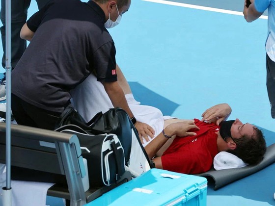Novak Djokovic đấu Kei Nishikori ở tứ kết, Daniil Medvedev hỏi khó trọng tài, chỉ trích cả phóng viên ảnh 2