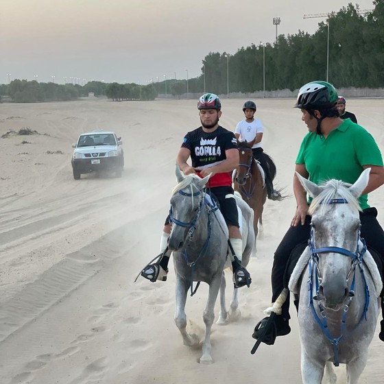 Khabib cưỡi ngựa ở quê nhà Dagestan