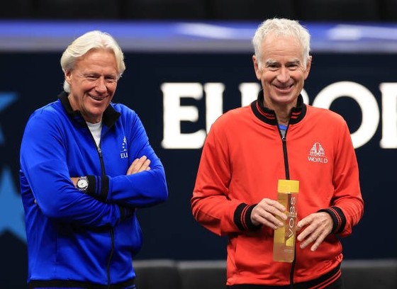 Bjorn Borg (áo xanh) và Đội trưởng John McEnroe của tuyển Thế giới