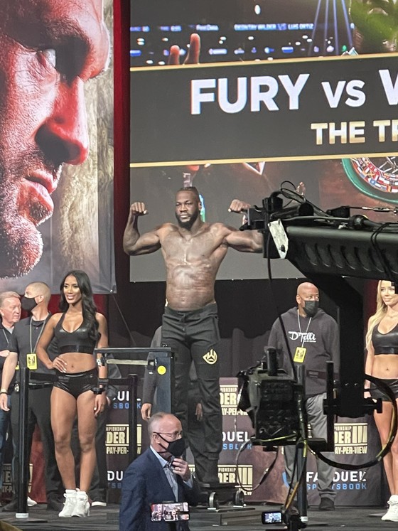 Tyson Fury vs Deontay Wilder III: Fury “giận dữ” nặng đến 125 kg, Wilder “áo giáp” cảm thấy… khêu gợi ảnh 2