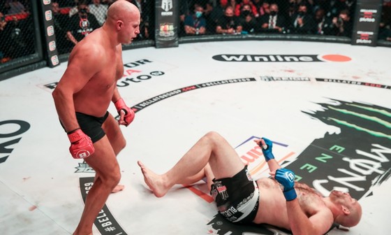 Emelianenko thắng KO ở sự kiện UFC 269