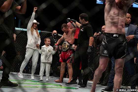 UFC 267: Petr Yan đánh bại Corey Sandhagen sau 5 hiệp, đòi lại đai hạng gà ảnh 2