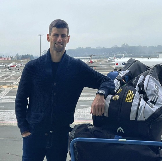 Djokovic tươi cười rời khỏi Serbia mà không biết phía trước là cả cuộc chiến pháp lý