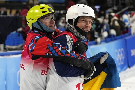 Olympic mùa Đông Beijing: Oleksandr Abramenko - “vị cứu tinh” của Ukraine và cái ôm thắm thiết của VĐV Nga Ilia Burov ảnh 3