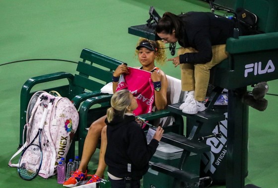 Indian Wells: Naomi Osaka bị khán giả xúc phạm, lại khóc nhè sau khi để thua Veronika Kudermetova ảnh 1