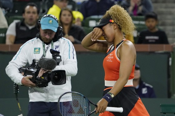 Indian Wells: Naomi Osaka bị khán giả xúc phạm, lại khóc nhè sau khi để thua Veronika Kudermetova ảnh 2