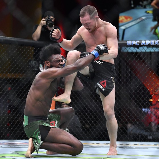 UFC 273: Petr Yan tái chiến Aljamain Sterling sau sự cố “lên gối bẩn”, thề rạch ròi thể thao với chính trị ảnh 1