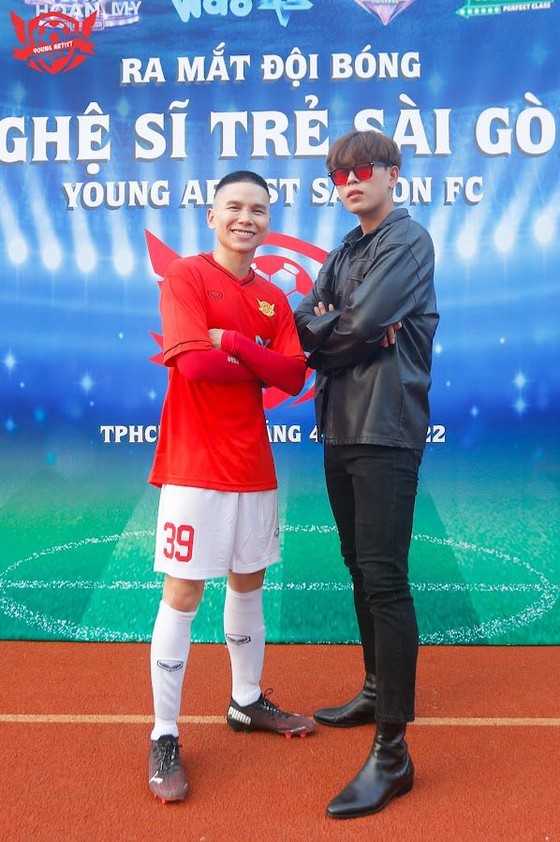 Young Artist Sài Gòn FC: Cặp HLV họ Nguyễn khét tiếng sẽ huấn luyện Hoàng Tôn, Đạt Kyo, Bi Max, Trần Nhậm… thỏa đam mê bóng tròn ảnh 1