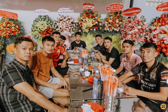 Cựu tuyển thủ futsal Bảo Chúng & Tất Ký Mì Gia: Từ đôi chân đảo điên sân bóng tới đôi tay thảy mì - trộn sốt điêu luyện ảnh 4