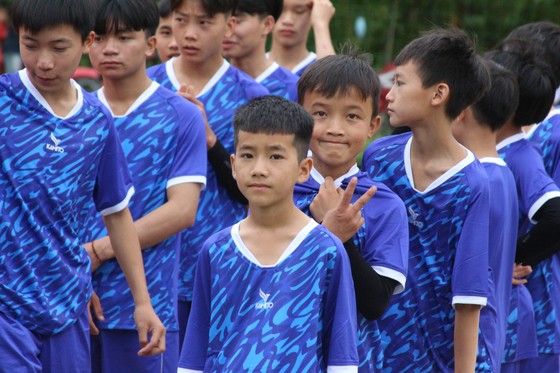 Dự án GUMBĐ & Chương trình thứ 15: Hành trình vượt 2.000 km - Gieo ước mơ bóng đá cho trẻ em vùng cao ảnh 3