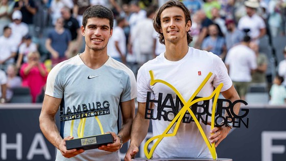 Carlos Alcaraz (trái) giành vị trí Á quân Hamburg Open