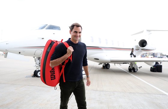 Federer xuống phi trường tại London