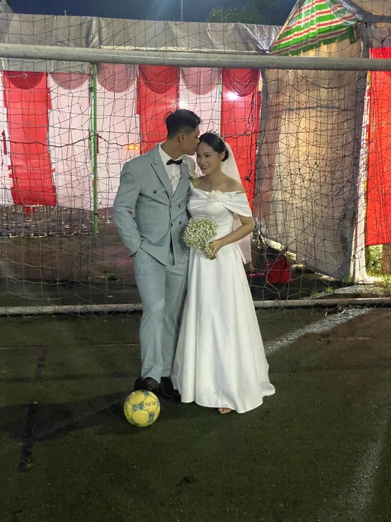 Cầu thủ futsal Chí Tiến: Nên duyên cùng nàng fan nữ xinh đẹp Hồng Nhung, đãi tiệc cưới sôi động trên… sân bóng ảnh 1
