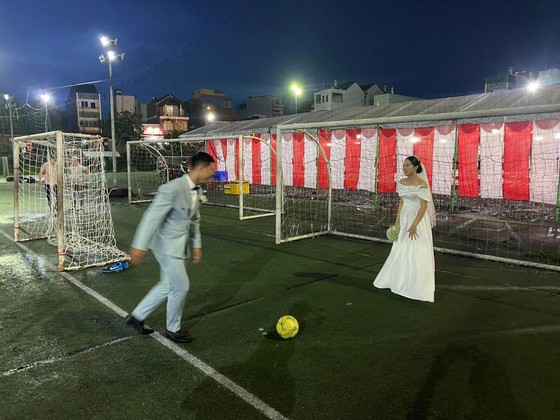 Cầu thủ futsal Chí Tiến: Nên duyên cùng nàng fan nữ xinh đẹp Hồng Nhung, đãi tiệc cưới sôi động trên… sân bóng ảnh 3